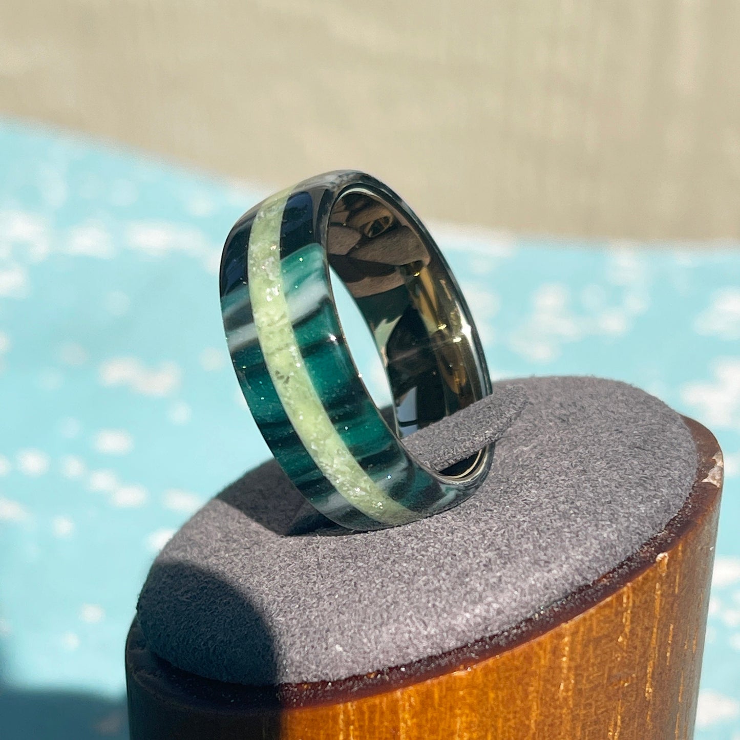 8mm Emerald Green DiamondCast Ring with Glowing Quartz Accent