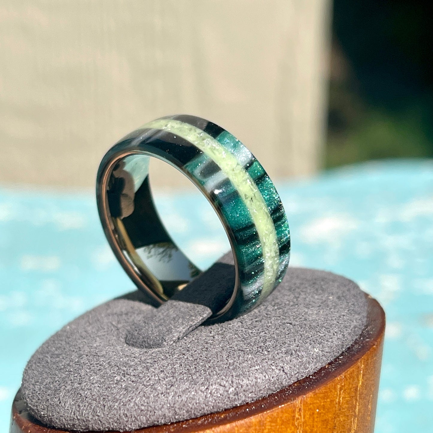 8mm Emerald Green DiamondCast Ring with Glowing Quartz Accent